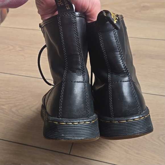 Dr. Martens Newton Black Leather Lace Up Boots from the SoftWair line Sz 8 - Picture 4 of 11